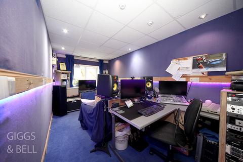75 Falconers Road, Luton, LU2 9ET