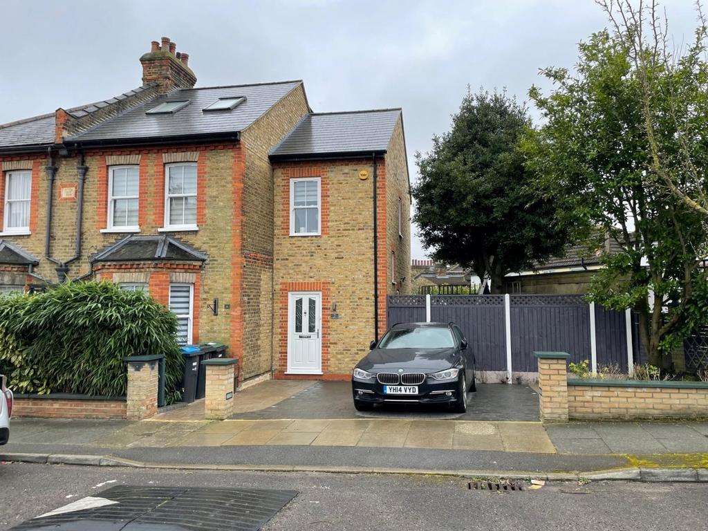 Brodie Road, Enfield 2 bed flat £1,750 pcm (£404 pw)