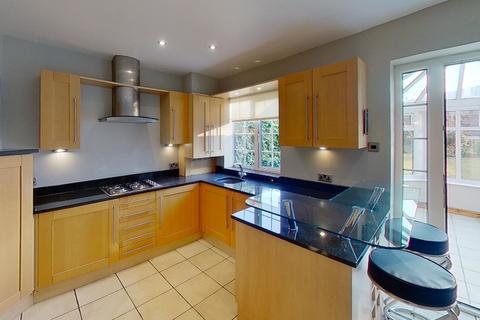 4 bedroom detached house to rent, Lee Lane East, Leeds LS18