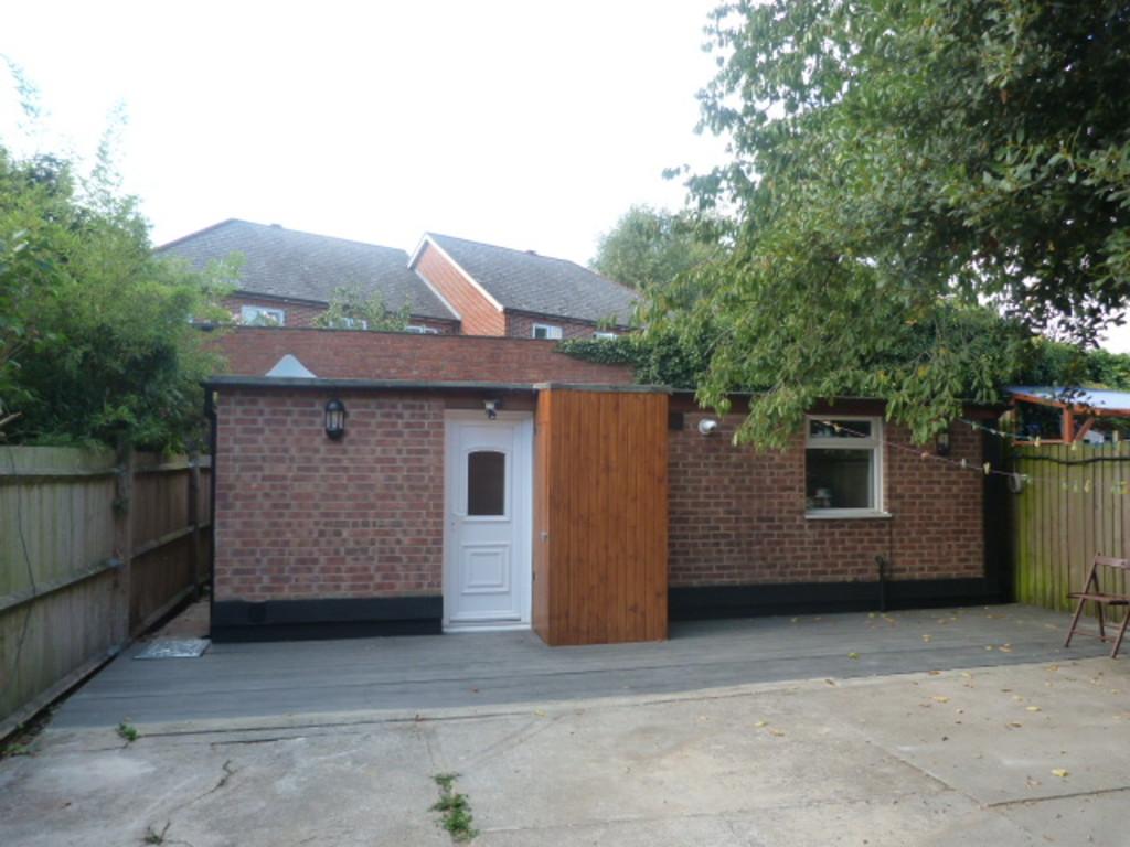 Anson Road, Cricklewood, London 2 bed ground floor flat £1,585 pcm (£
