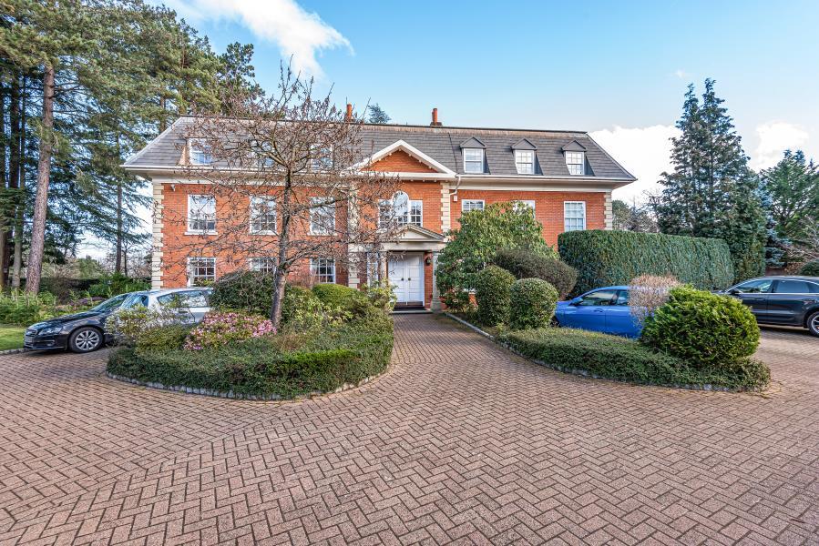 Cross Road, Sunningdale SL5 9RU 4 bed penthouse £6,350 pcm (£1,465 pw)
