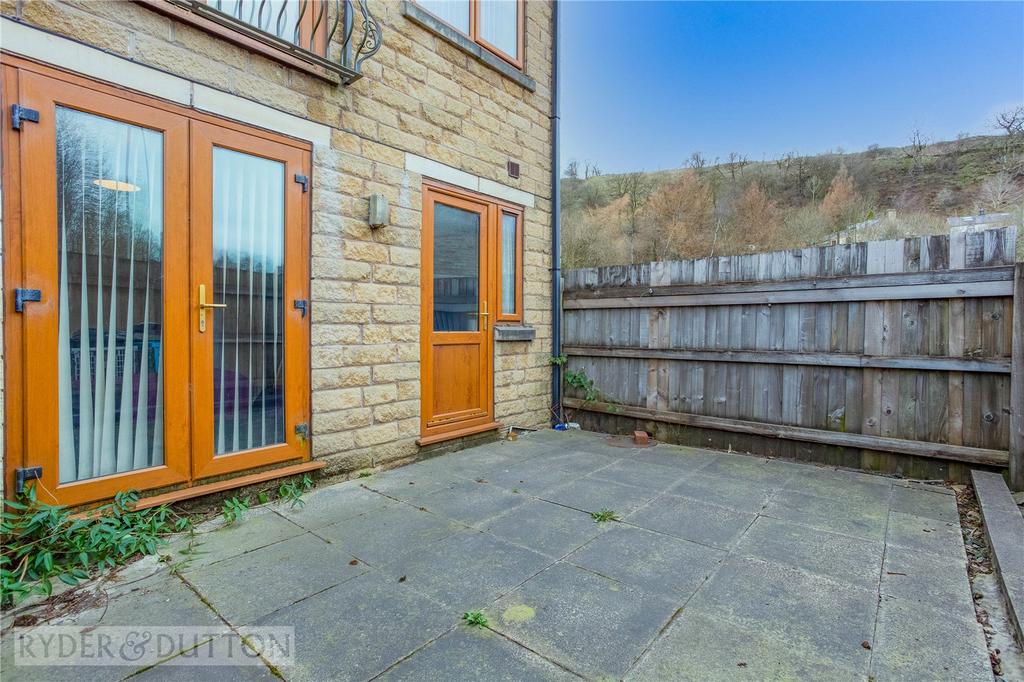 Rear Patio Yard: