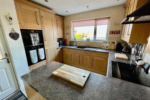 7 Bishops Way, Monk Bretton, Barnsley, S71 2HW