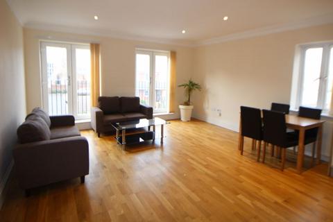 2 bedroom flat to rent, Reet Gardens, Slough, SL1