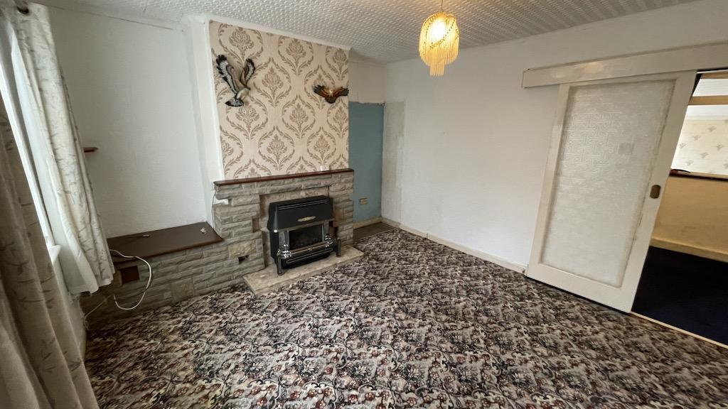BRIERLEY HILL Cooper Avenue 2 bed semidetached house £135,000