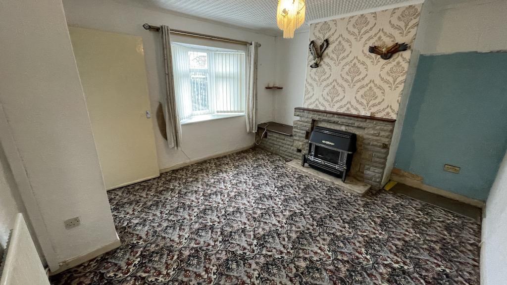 BRIERLEY HILL Cooper Avenue 2 bed semidetached house £135,000