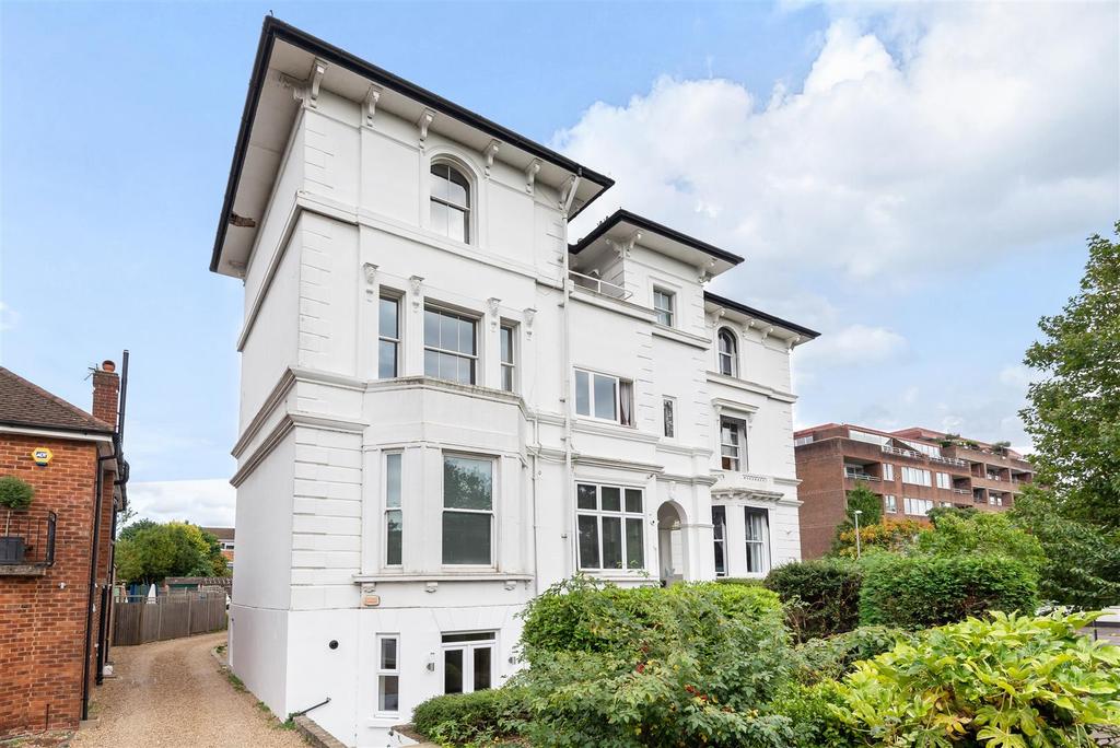 Portsmouth Road, Kingston Upon Thames 2 bed apartment £799,950