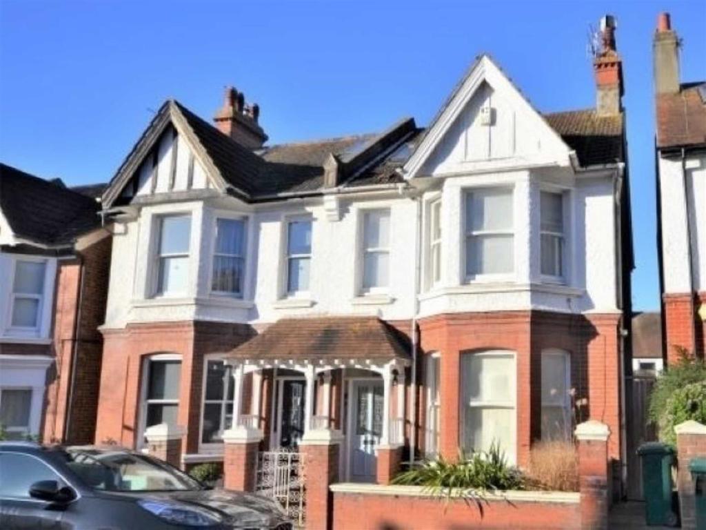 Glendale Road, Hove 4 bed semidetached house £950,000