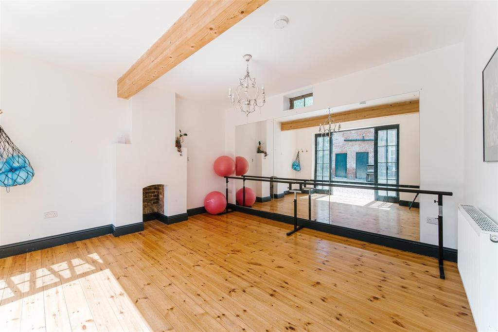 Roxie House / Dance Studio