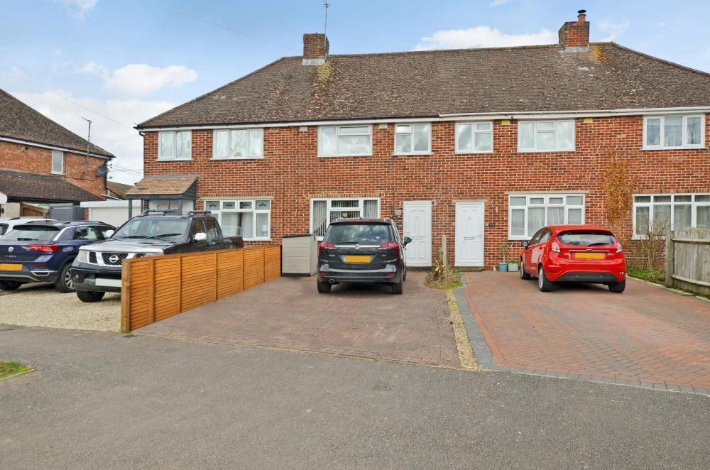 Buckingham Crescent, Bicester 3 bed terraced house £325,000