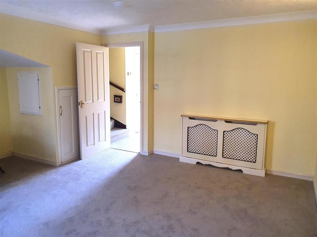 Swan Street, West Malling 2 bed terraced house £1,400 pcm (£323 pw)