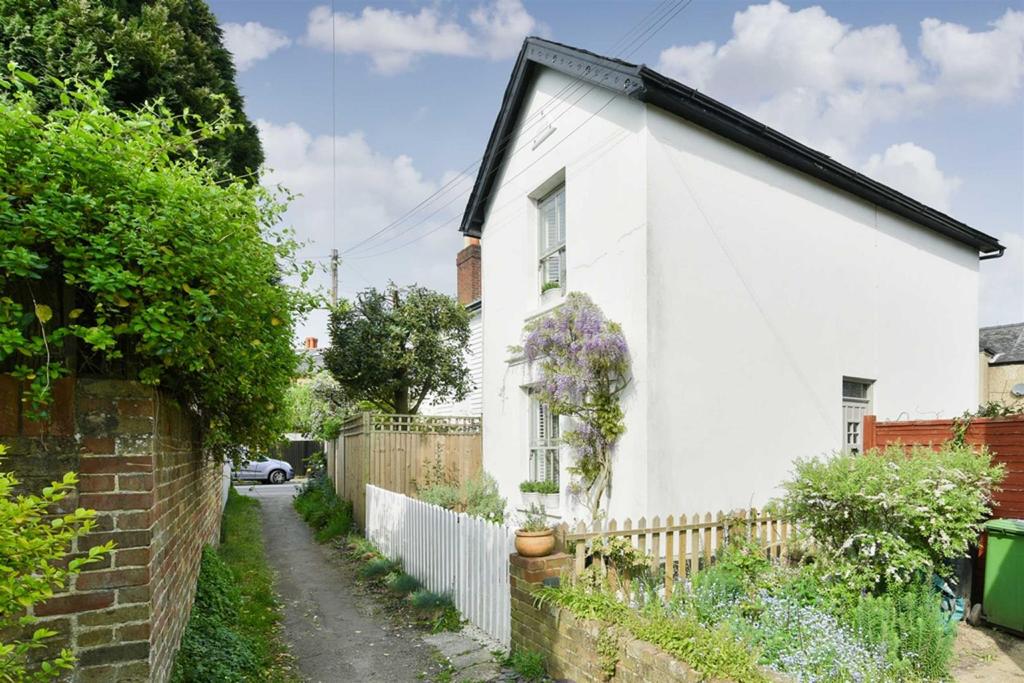Albert Road, Epsom 2 bed detached house £550,000