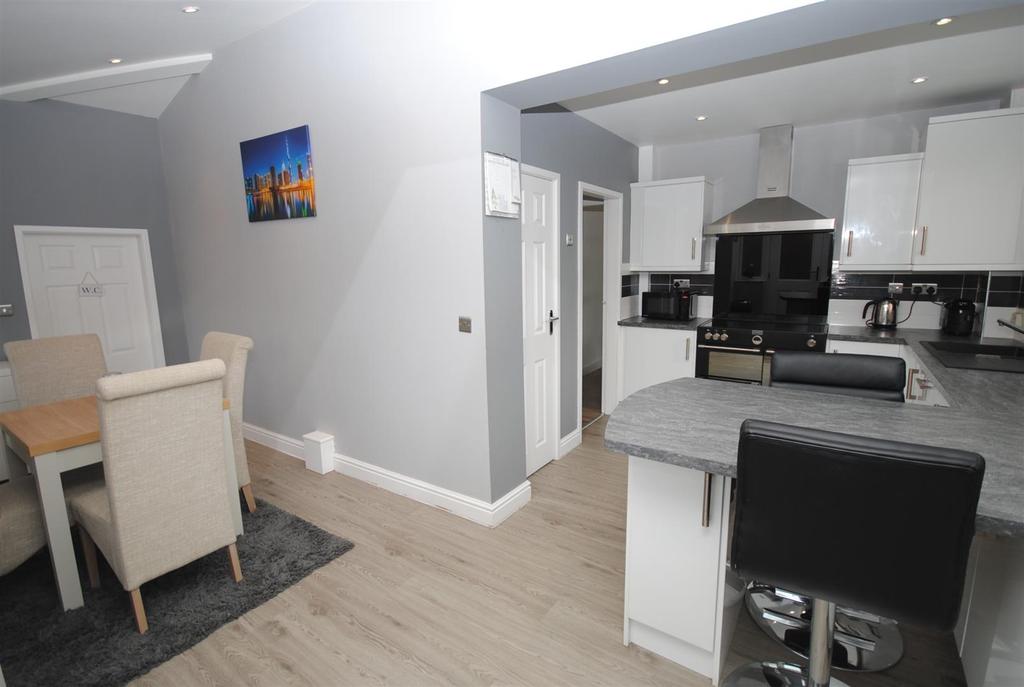 211leedsroaddiningkitchen3.JPG