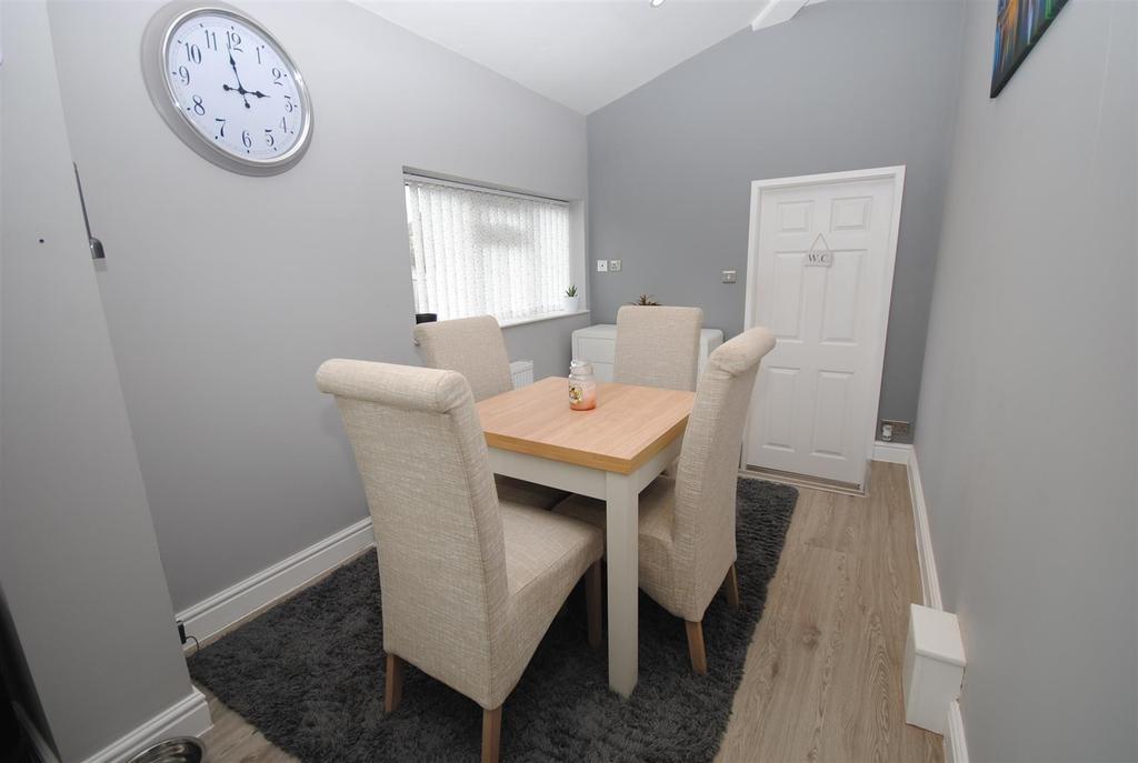 211leedsroaddiningarea2.JPG