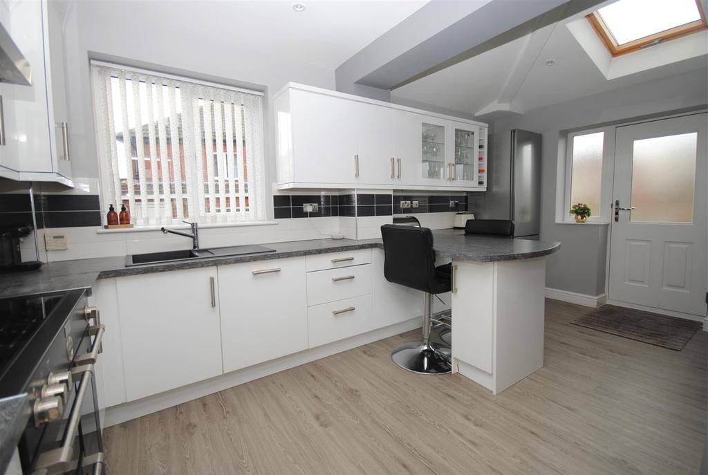 211leedsroaddiningkitchen1.JPG