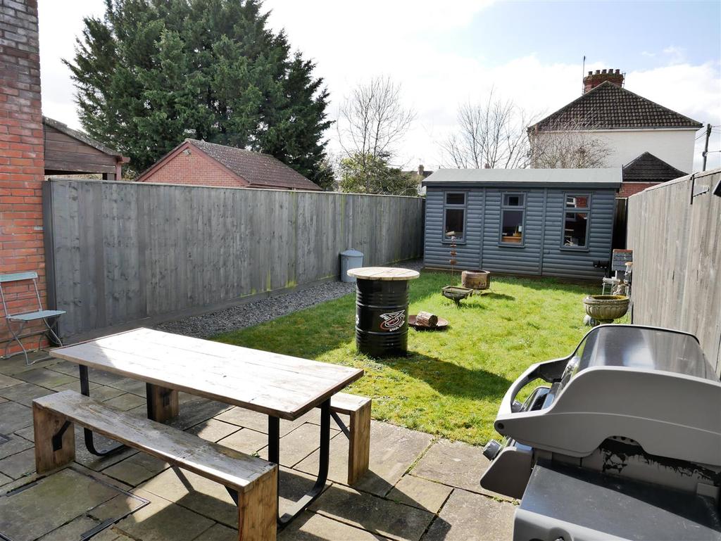 Lickhill Road, Calne 2 bed terraced house £275,000