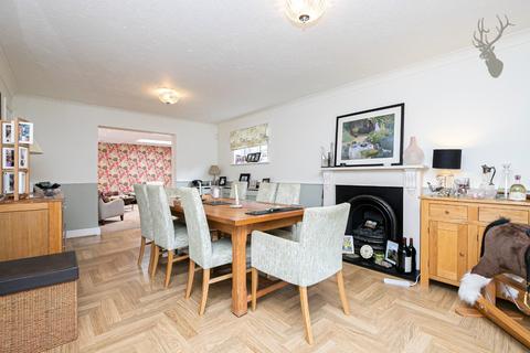 10 Lambourne Close, Chigwell, IG7 6EB