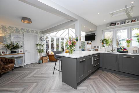 10 Lambourne Close, Chigwell, IG7 6EB