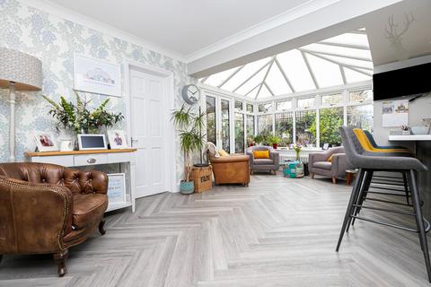 10 Lambourne Close, Chigwell, IG7 6EB