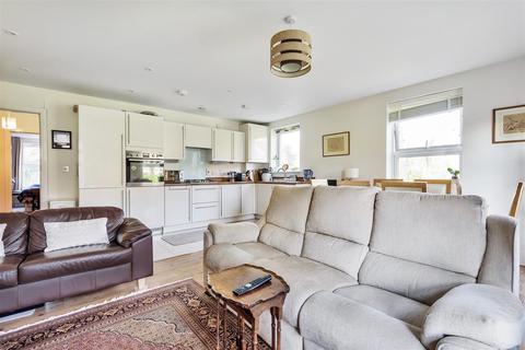 5, Chaucer Court Richmond Crescent, Epsom, KT19 8JA