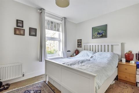 5, Chaucer Court Richmond Crescent, Epsom, KT19 8JA