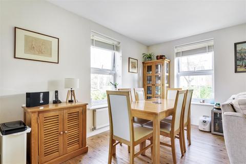 5, Chaucer Court Richmond Crescent, Epsom, KT19 8JA