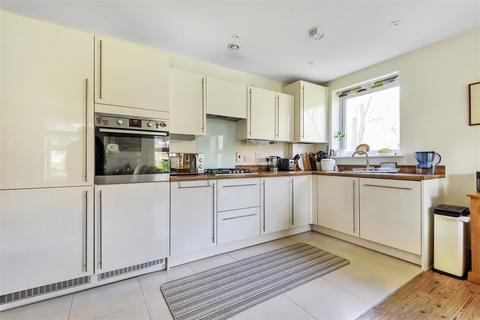 5, Chaucer Court Richmond Crescent, Epsom, KT19 8JA
