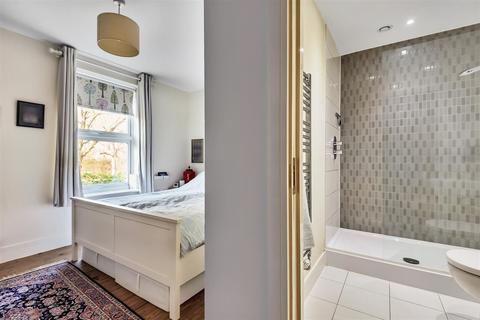 5, Chaucer Court Richmond Crescent, Epsom, KT19 8JA