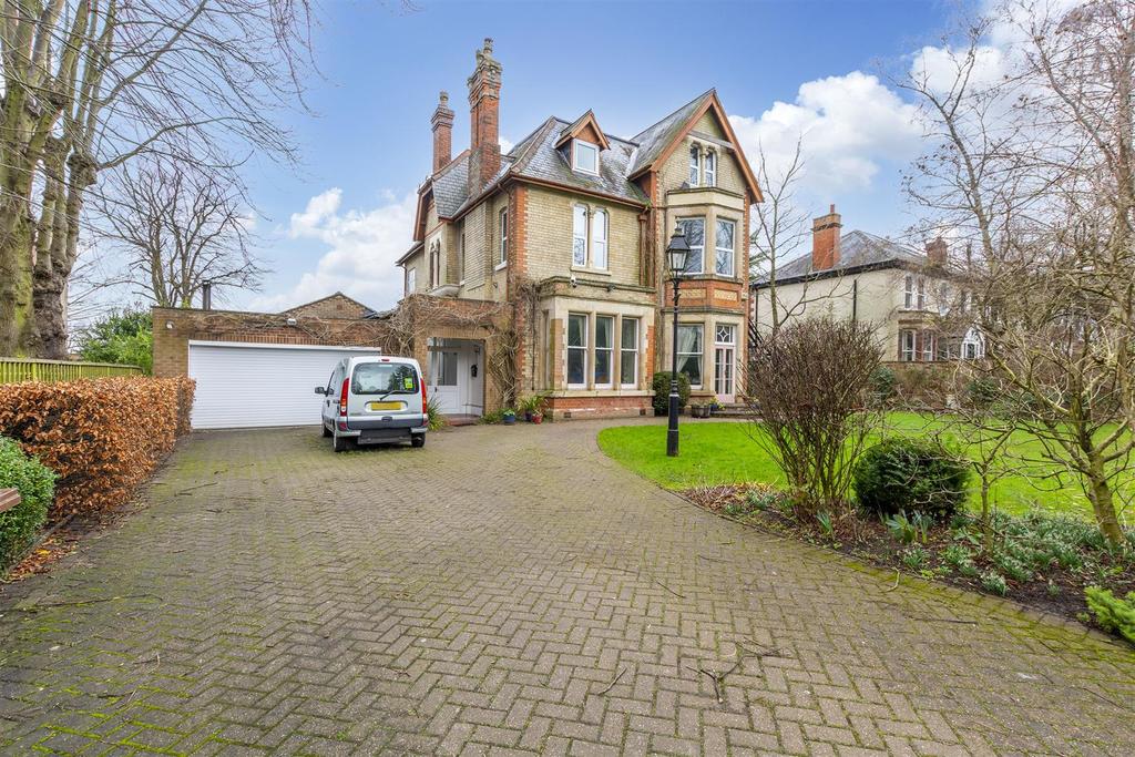 Private Road, Sherwood 6 bed detached house for sale £1,000,000