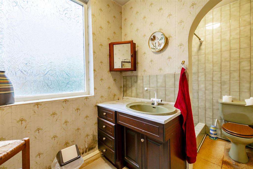 Bathroom (8)-HDR copy.jpg