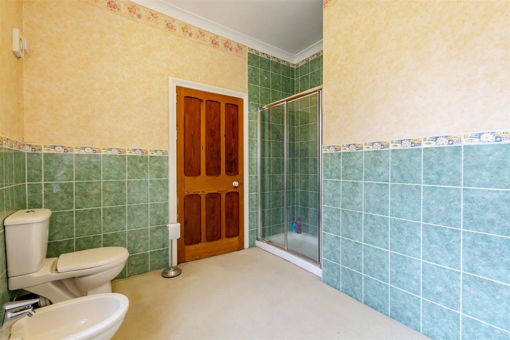 En-Suite 2 (5)-HDR copy.jpg