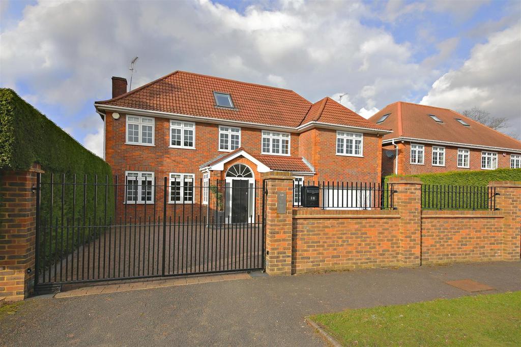 Dellfield Close, RADLETT 6 bed detached house £7,000 pcm (£1,615 pw)