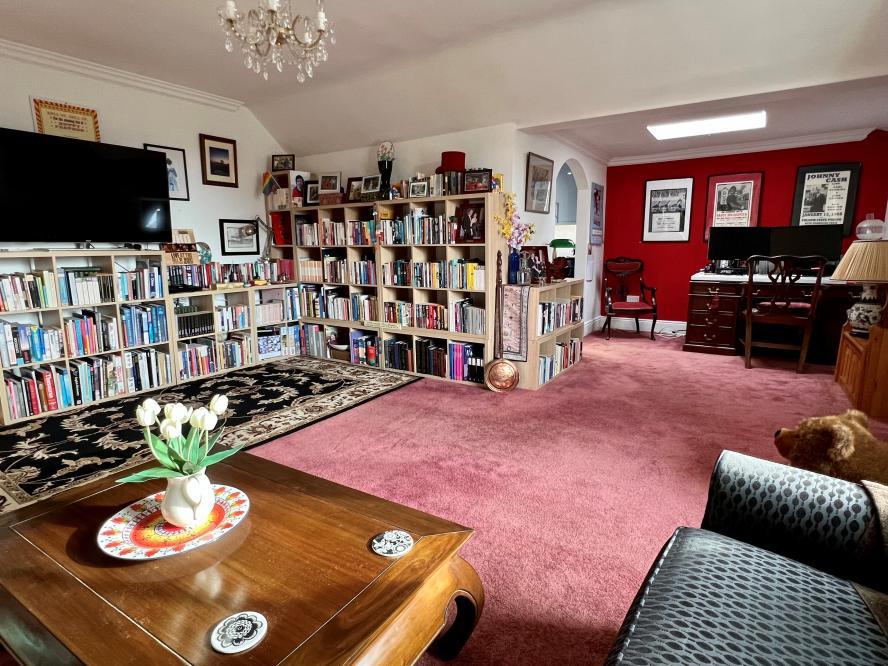 Sitting/dining room