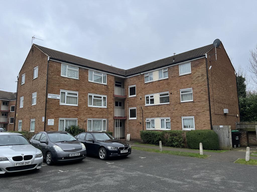 The Farmlands, Northolt UB5 2 bed flat £1,300 pcm (£300 pw)