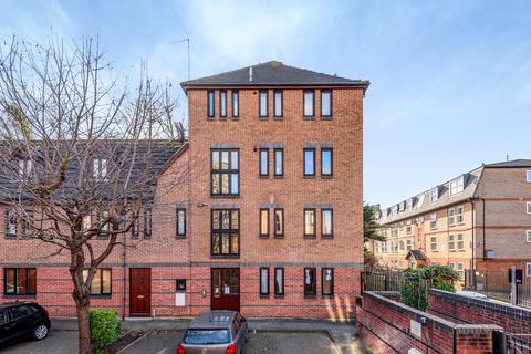 16 Quadrangle Close, London, SE1 4SQ
