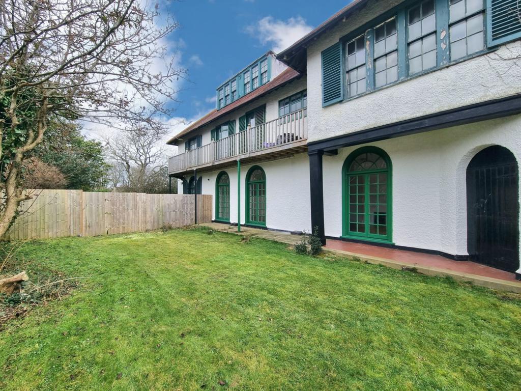 Grimston Gardens, Folkestone, CT20 2 bed flat £1,250 pcm (£288 pw)