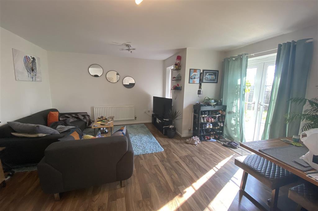 Admiral Way, Godalming, Surrey 2 bed ground floor flat £300,000