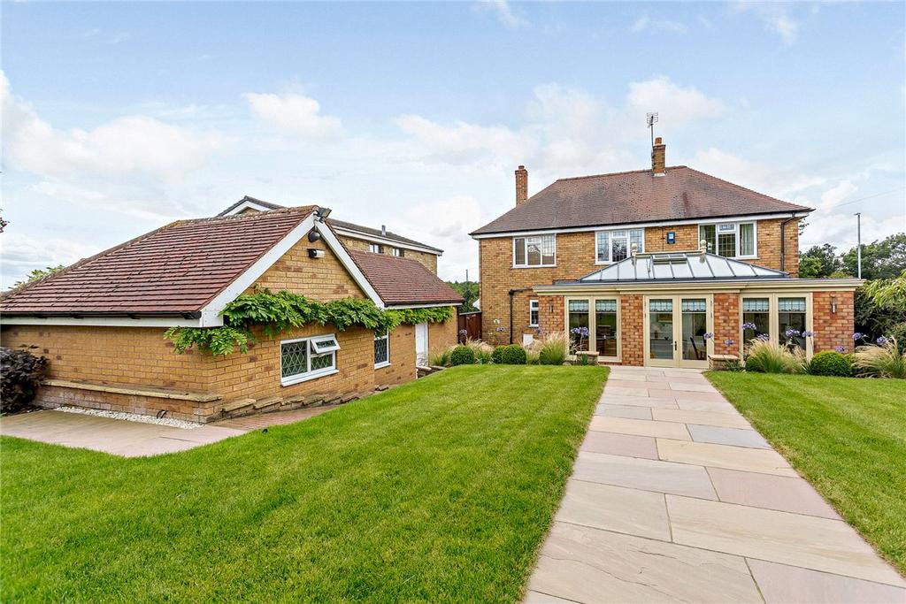 Leeds Road, Oulton, Leeds, West Yorkshire, LS26 3 bed detached house