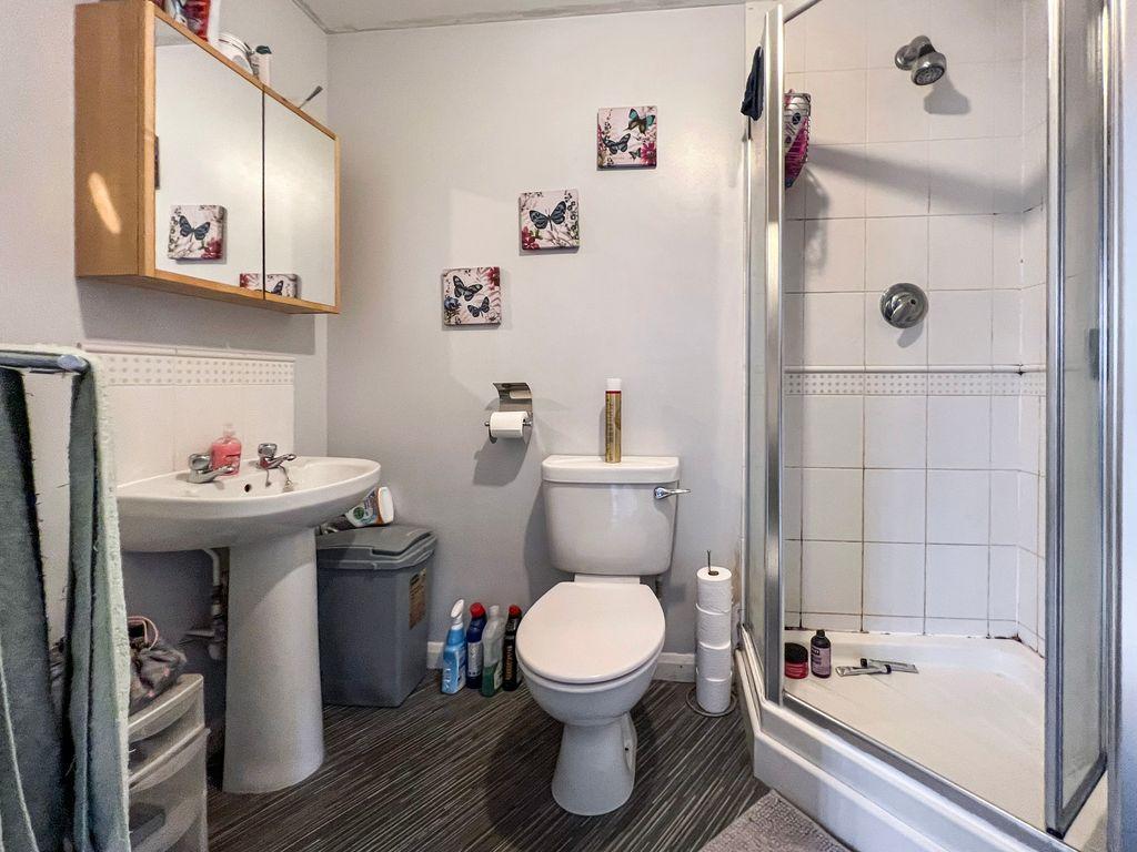 Ensuite to Bed 1