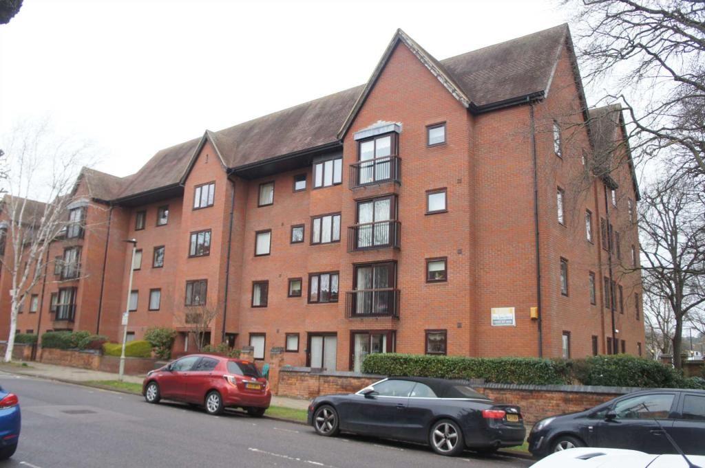Warwick Avenue, Bedford... 2 bed flat £100,000