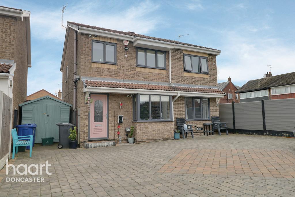 Church Croft, Edenthorpe, Doncaster 4 bed detached house £245,000