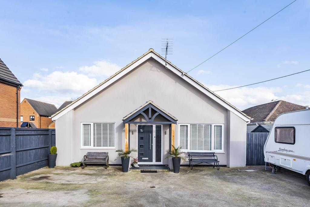 Burford Road, Carterton, Oxfordshire OX18 3 bed bungalow £425,000