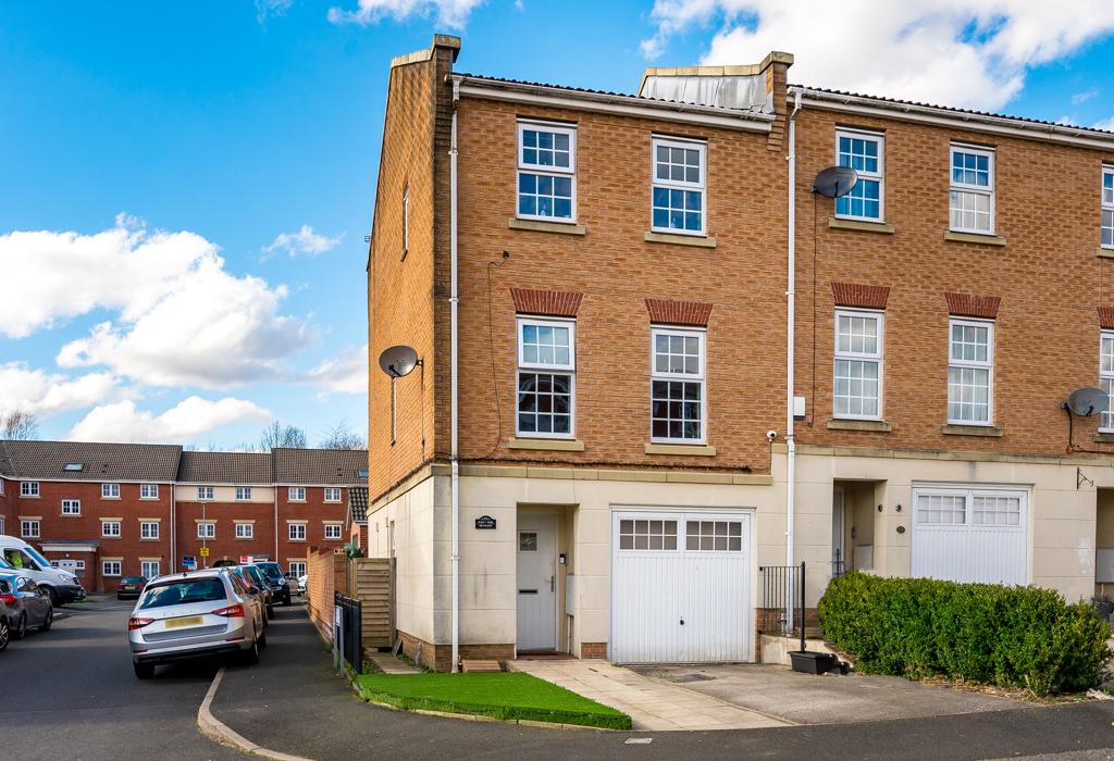 Brookhey, Hyde, Greater Manchester 3 bed end of terrace house £250,000
