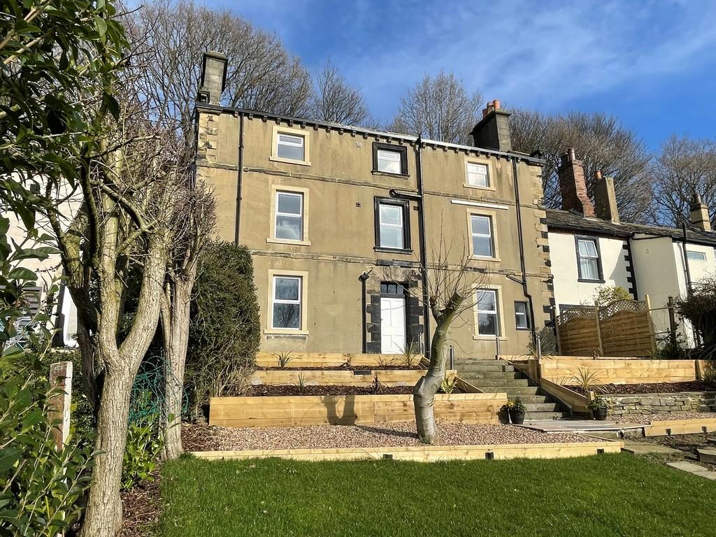 Fulneck, Pudsey 4 bed terraced house £1,350 pcm (£312 pw)