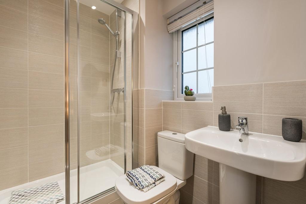 Full width shower enclosure to en-suite