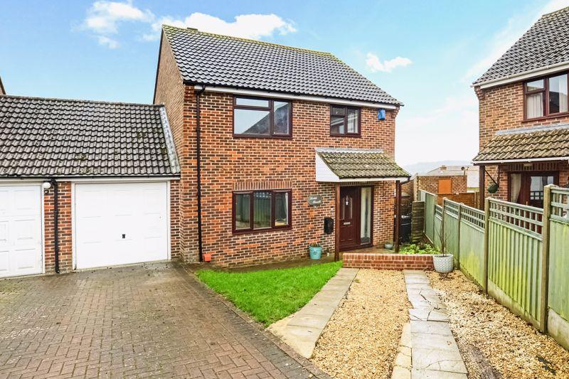 Pitts Orchard, Sturminster Newton DT10 3 bed detached house £340,000