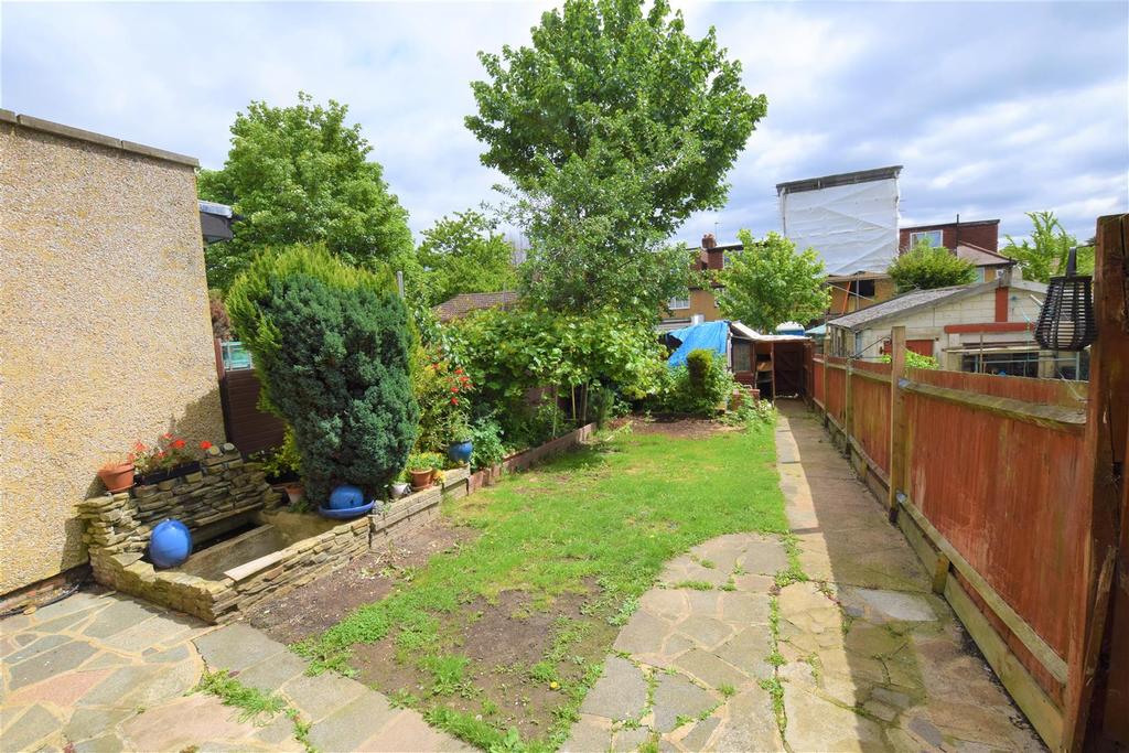 Hillview Gardens, Hendon 3 bed terraced house £2,000 pcm (£462 pw)