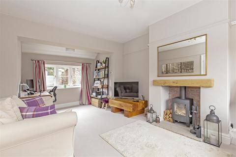 Willow Cottage Baslow Road, Bakewell, DE45 1AF