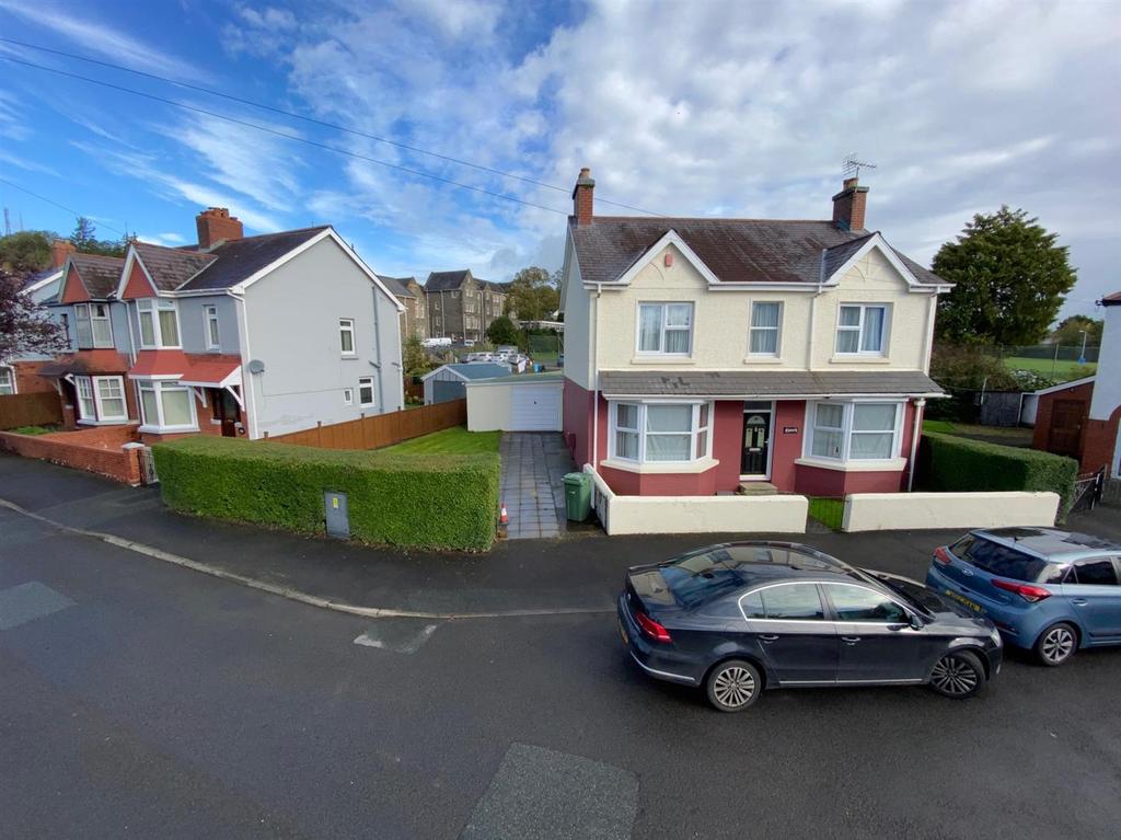 Myrddin Crescent, Carmarthen 4 bed detached house £275,000