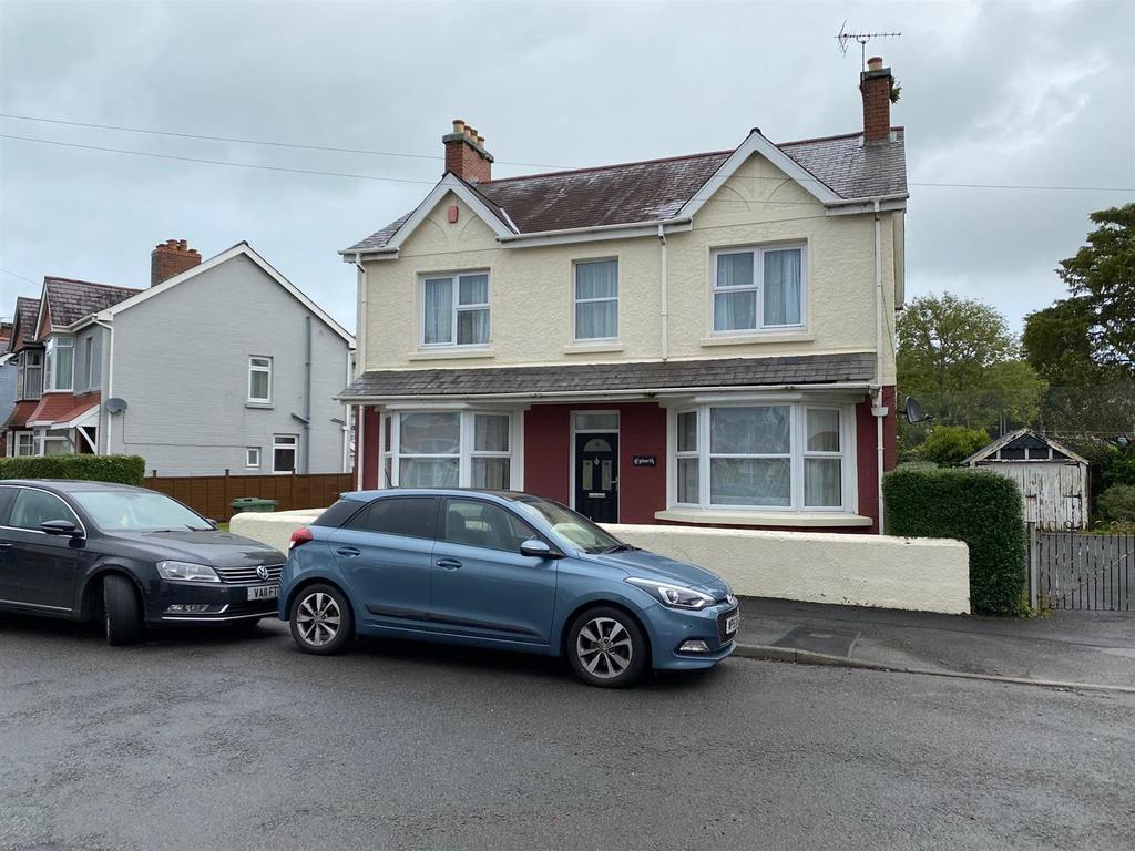 Myrddin Crescent, Carmarthen 4 bed detached house £275,000